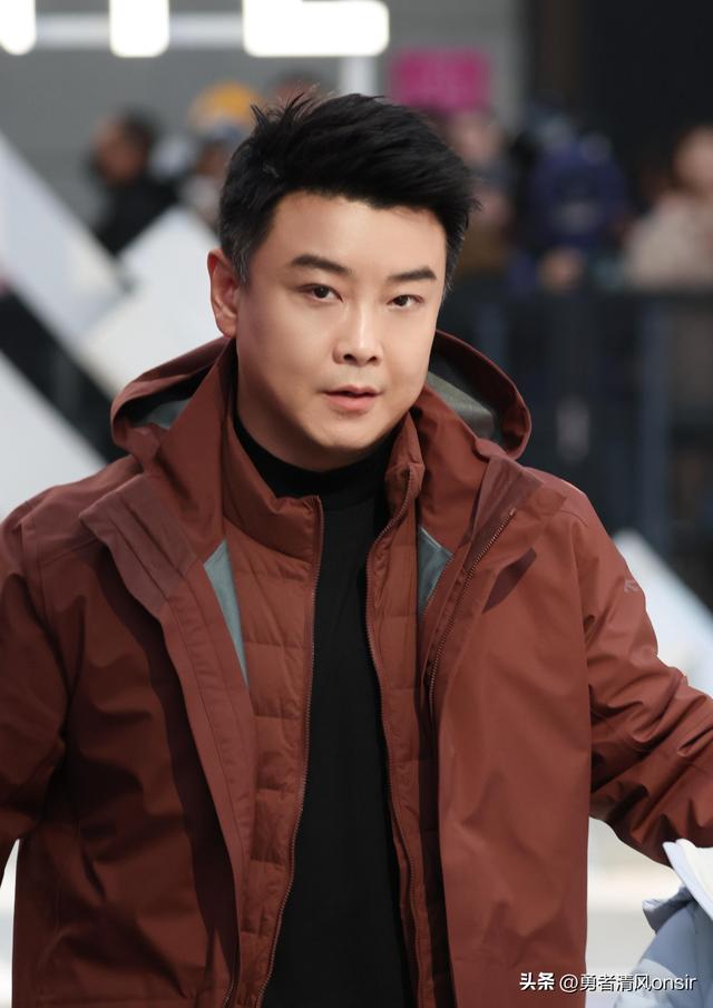 王皓妻子晒北京活动照, 两儿子一个像爸一个像妈, 王皓不上班好年轻