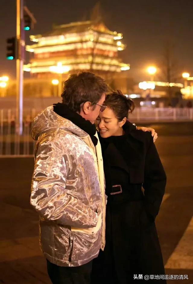 59岁的巩俐和77岁丈夫北京街头游客照,幸福又温馨的样子! 