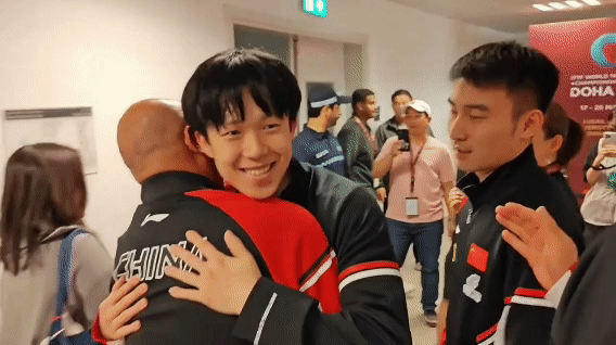 看到肖指导哭了，才知道王楚钦作为一个左手男单夺冠有多难图片