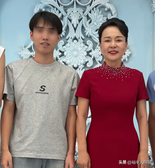 网红书记安英女儿出嫁，喝廉价果汁，地点不在蓝海酒店	，武文主持