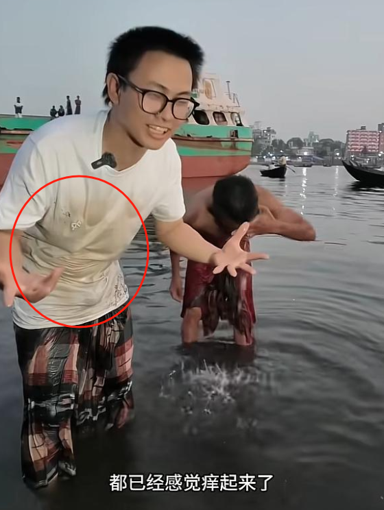 恒河水不能随便喝！中国小伙挑战后，当场呕吐不止，吐槽嘴像粪坑