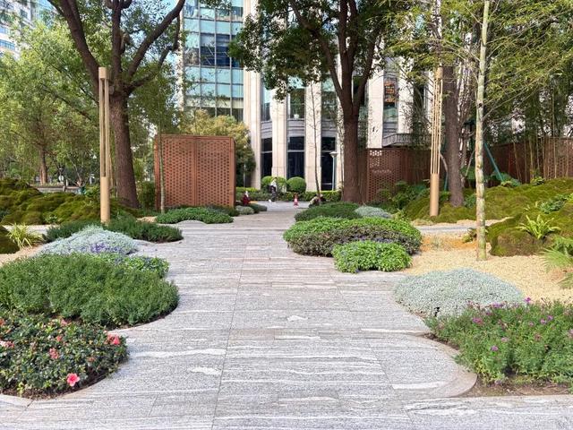 口袋公园上新！把“石库门”风情搬到街头