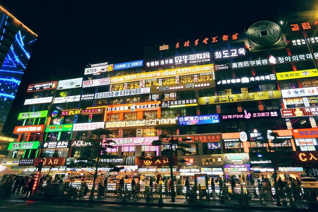 延吉网红弹幕墙，延吉市的特色网红地标，光影中氤氲人间烟火气