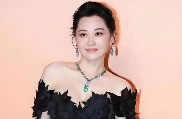 她一生 “风流成性、老少通吃	”，撩汉无数，现如今57岁却依旧单身