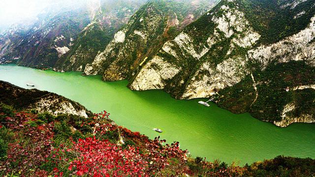 一江碧水，两岸红叶，静看三峡绚丽之秋
