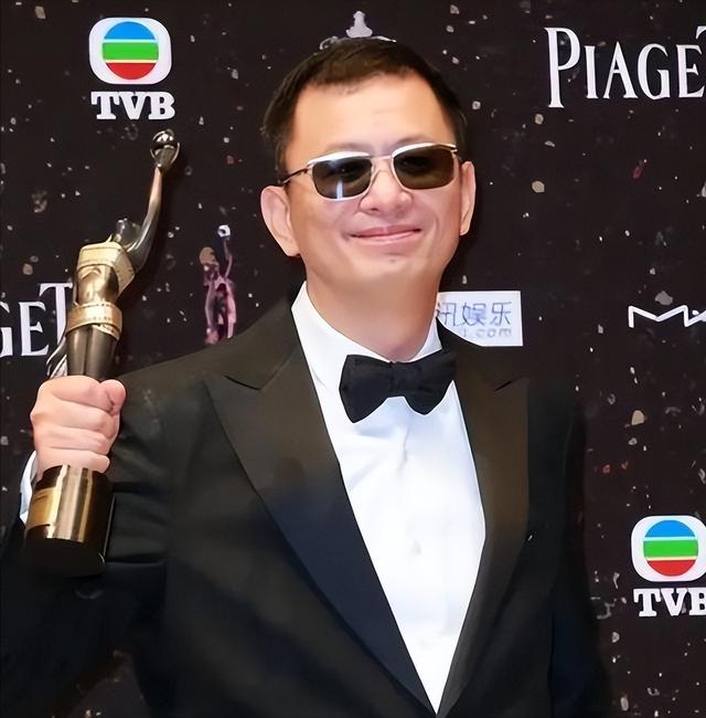 陪玩陪睡只是冰山一角，认干爹，舔手指，拜高踩低，实在荒唐！