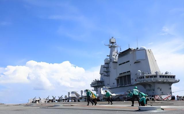 法国航母被中国40艘军舰包围？法上将：面对山东舰，做好战斗准备