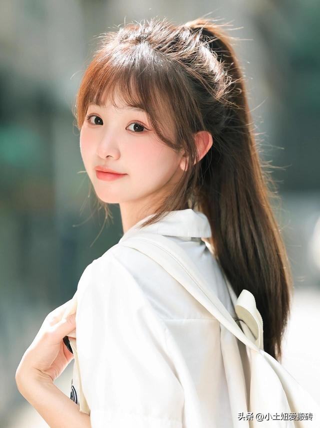 甘肃兰州一校花，楚楚动人	，倾国倾城，这气质堪称校园天花板