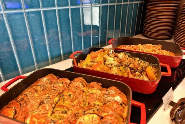 厦门这家新开业的万怡，泳池堪比W！就在五缘湾对面，海景绝了