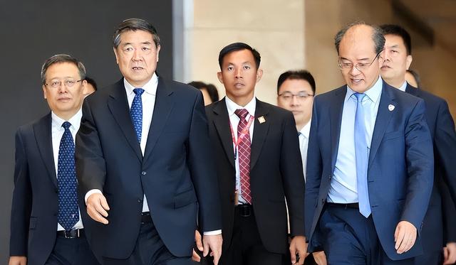 中美会谈结束，特朗普表态，美财长：中国稀土限制，将推迟一年