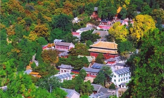 北京西边门头沟有座潭柘寺，看着普普通通，但每天都有武警站岗。