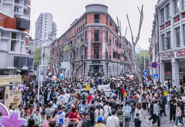 假期日均10万游客打卡，汉口老房子活化成为新“顶流”