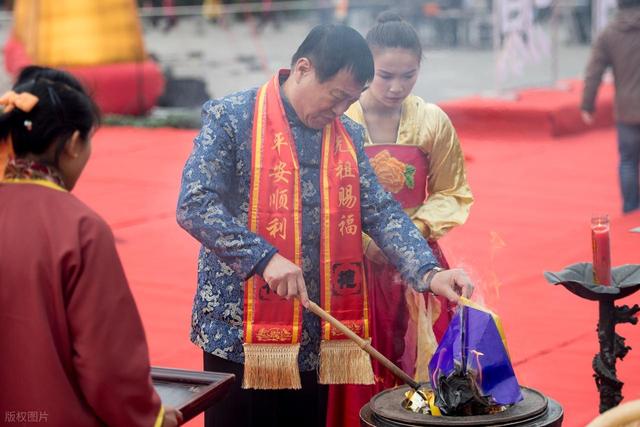 “寒衣不上坟	，上坟辱先人”，寒衣节需要上坟吗？什么人不要去？