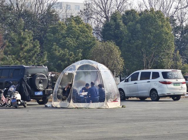 生活虐我千万遍我待生活如初恋，羡慕雪后在广场搭帐篷野炊一家人
