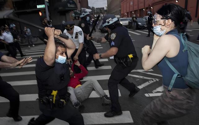 华盛顿万圣节出乱子！上百个未成年聚众斗殴，紧急宵禁，家长狂喜