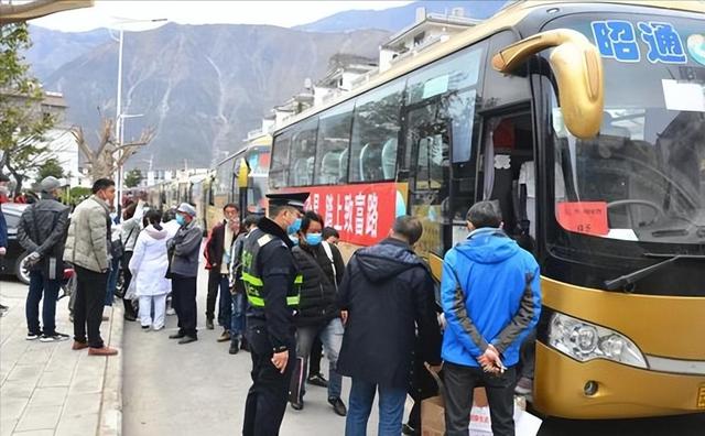 欺人太甚！私人订制旅游团与司机起争执，将129名游客甩到服务区