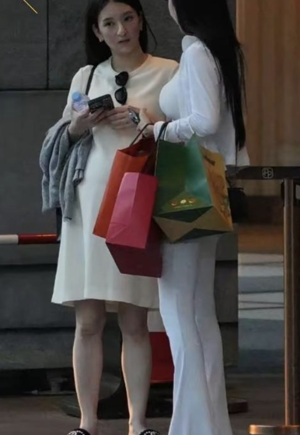 “天王嫂”方媛与闺蜜逛街	，路人镜头暴露真实长相，没网上好看