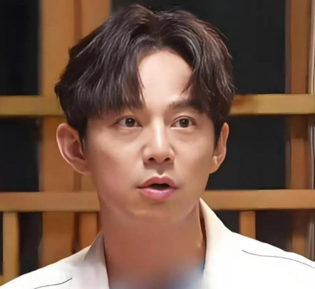 世上没后悔药？无妻无子、与保姆相伴的何炅，走上了另外一条道路