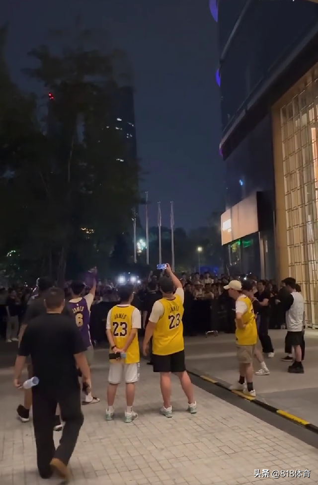 成都地标双子塔为迎接詹姆斯深夜点亮