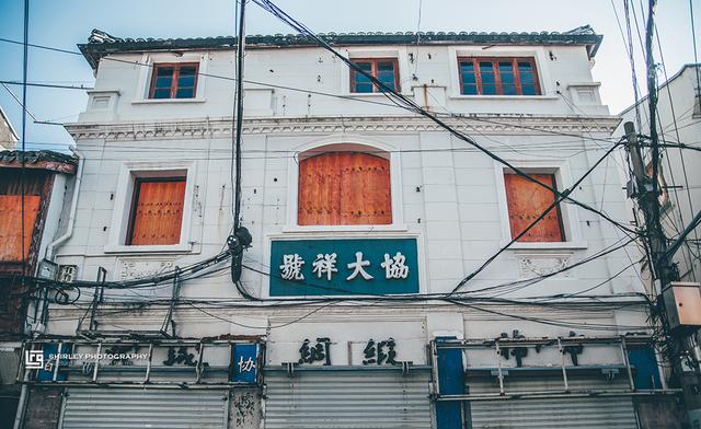上海最短命网红景点，老街被漆成彩色，因争议太多5天后漆回白色