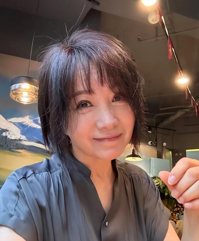 她连上5次春晚，和恩师同居怀孕，被骗流产，如今57岁依然单身！