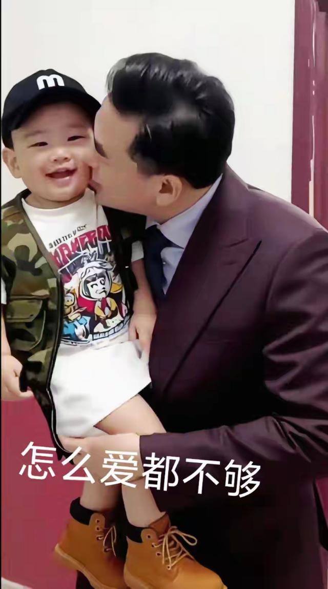 朱之文孙子，眼睛挺大，真是好宝贝太可爱了！爷爷幸福满满好开心