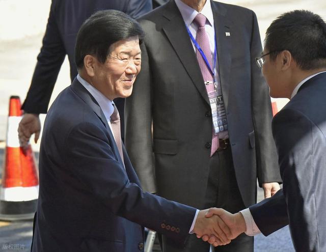 李在明想得挺美！自己亲自访美，派代表团赴华，邀中美到韩国做客