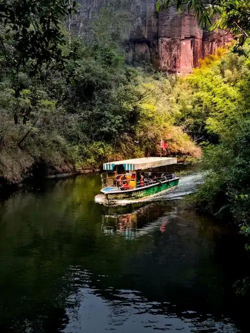 广东北部的锦江,其流域内有丹霞山