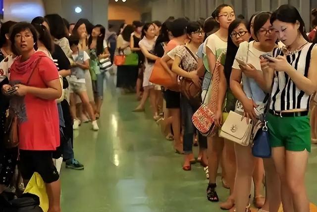 横店20万群演现状：美女泛滥成灾，光棍懒汉遍地，他们的未来在哪