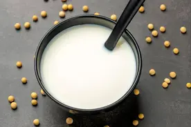 打豆浆，黄豆别只会提前泡，多做1步，豆香味更浓，更顺滑无残渣图片