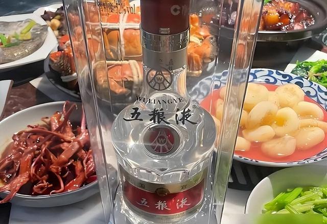 太丢人了，北京一大爷参加酒席，随礼200，竟连喝带拿6瓶五粮液