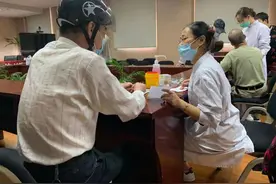 腰痛应该“躺平”还是“卷”？这样做才有用→图片