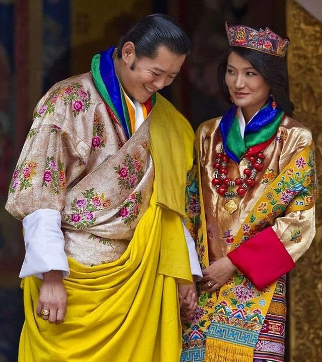 不丹佩玛王后置装费逐年上涨，披四爪龙披肩，拎爱马仕穿贝嫂高定