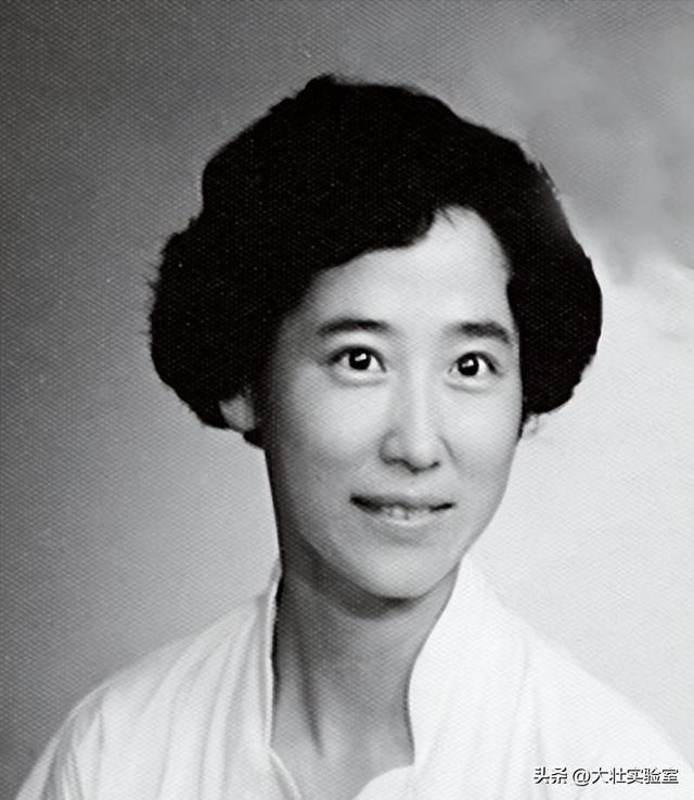 李鹏总理与女儿在一起的罕见留影，笑容灿烂喜笑颜开，温暖又温馨