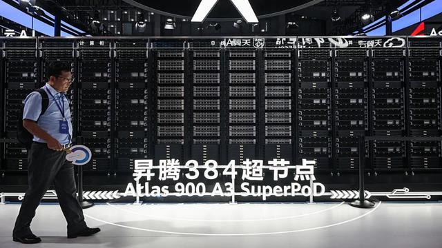 英伟达彻底慌了！从384卡到15488卡，华为超节点撕开AI算力新战场