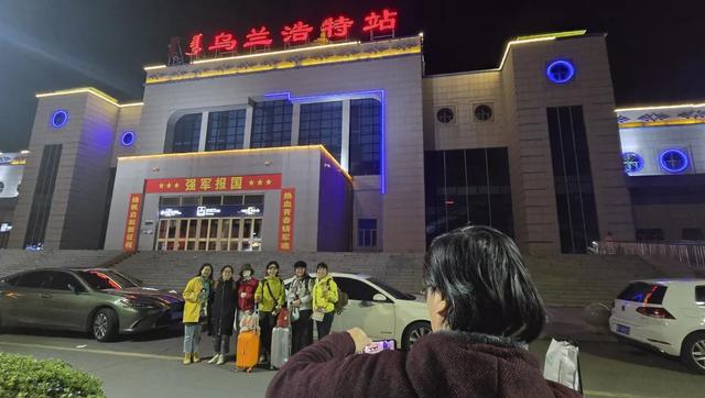 山东首趟赏秋专列抵达乌兰浩特！400人共举“下马酒”体验太独特！