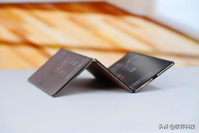 华为 Mate XTs 非凡大师：三折叠手机，开启折叠屏新时代