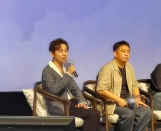 何炅和杨钰莹的一张牵手照，暴露两人关系 原来他俩“藏”的这么深