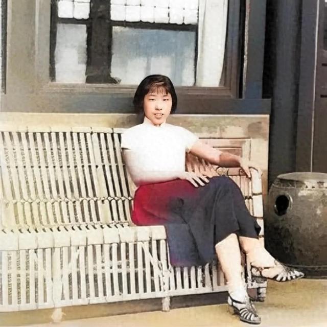 王光美有多漂亮？1940年，19岁的王光美在大学留影，气质不凡