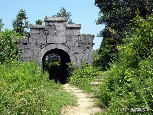 石板路上的晨光