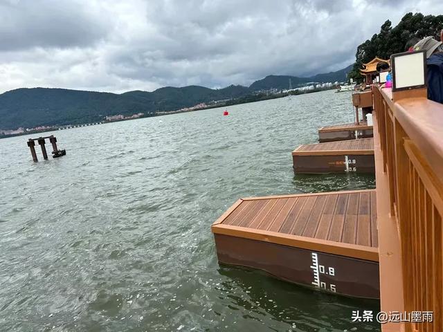 假日徒步，走昆明滇池草海之开合浮桥、雨中打卡新晋网红地，休闲