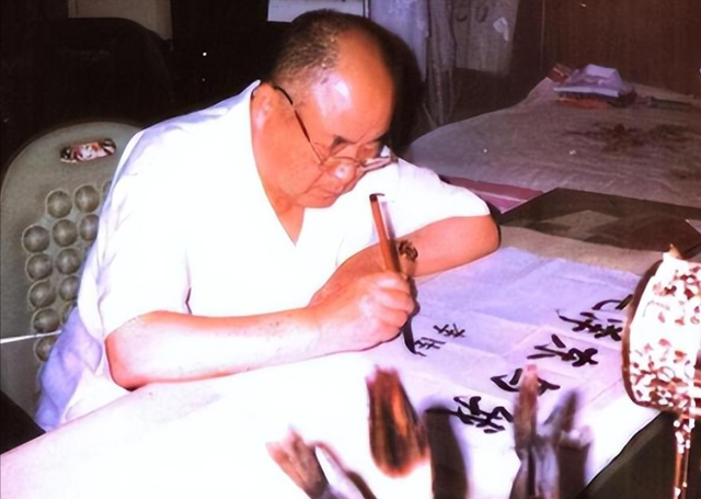 73年，毛主席想从军队里调一人当副主席，周总理立即心领神会