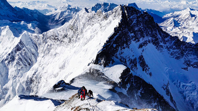 男子成功登顶珠峰，下撤途中却被夏尔巴向导多次抛弃，结果如何？