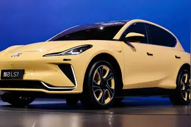 外观实图曝光，智己LS7全新车型登场，穹顶玻璃使用三层镀银技术图片