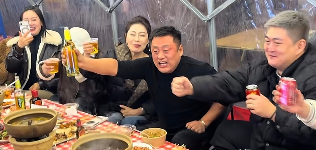 赵本山儿子请客吃砂锅，赵一楠染一头黄发，宋晓峰喝到脸泛红