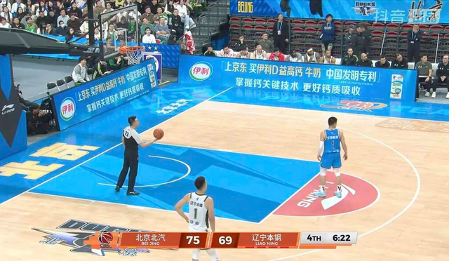 CBA裁判闹大笑话！连吹3技犯+驱逐杨鸣，5次罚球却让北京罚了6个