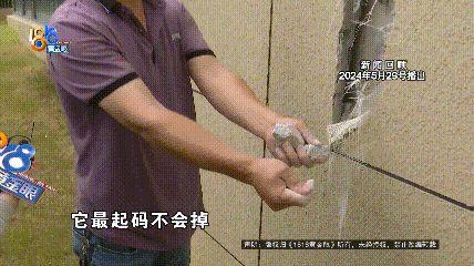 他挥动锤子，砸开了自家的墙！到底在找什么？