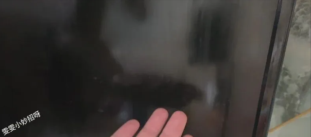不管电视机屏幕有多脏，万万不能用水擦，教你一招，立马干净如新