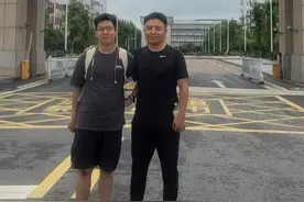 父子俩同时收到大学录取通知书，最新后续：父亲弃读了，退休后再考图片