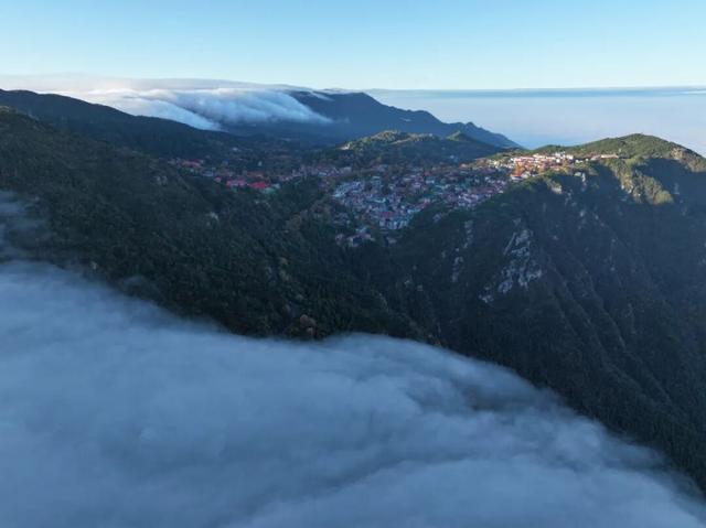 云瀑倾泻梧叶黄：庐山秋景缤纷奇